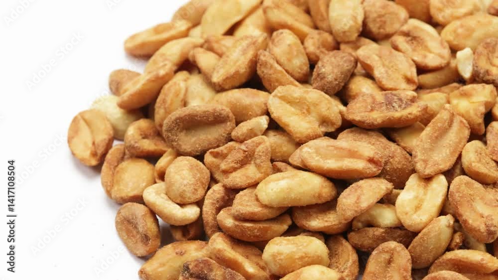 cacahuètes grillées sur un fond blanc cacahuètes grillées sur un fond blanc