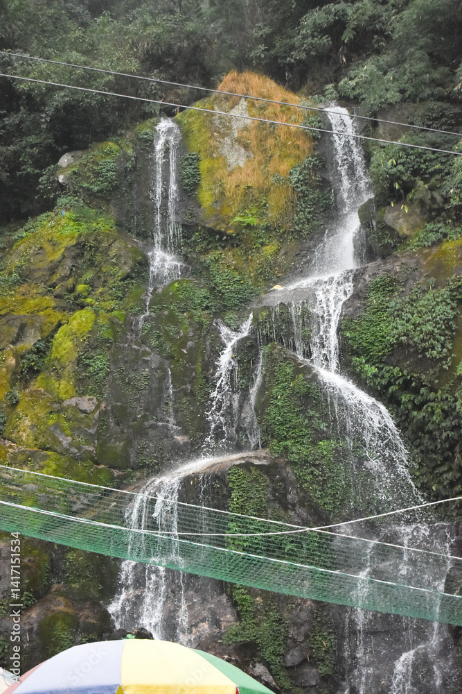 Φωτογραφία Beautiful view of a waterfall on the way to Zero point at Lachung, yumthang vall