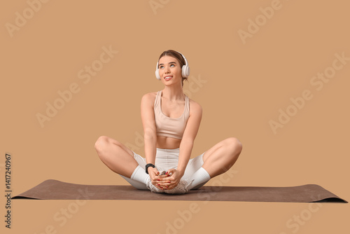 Sporty young woman with hea...