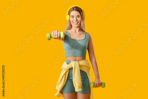 Sporty young woman in headp...