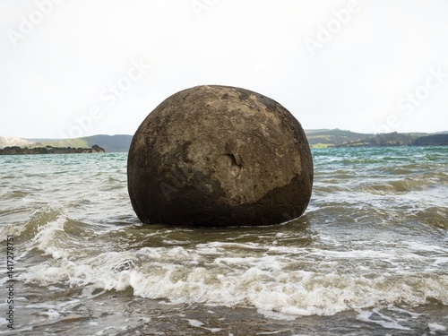 Foto Koutu Boulders spherical round shape stone rock formation cement concretion geol
