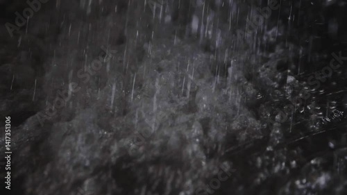 スーパースロー映像：水道から流れ出る水