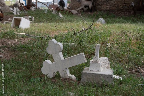 Obraz na płótnie Fallen cross lying on grass symbolizing loss and grief w salonie