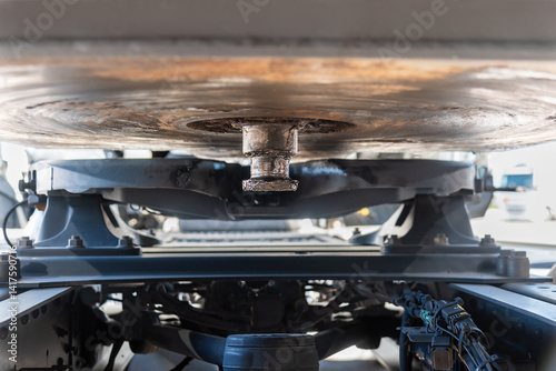 Obraz na płótnie Close-up of a trailer kingpin and fifth wheel coupling w salonie