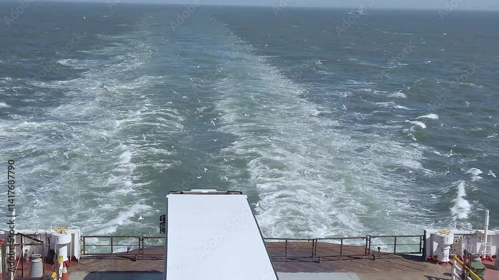Lastkraftwagen auf der Fähre von Calais nach Dover über den Ärmelkanal