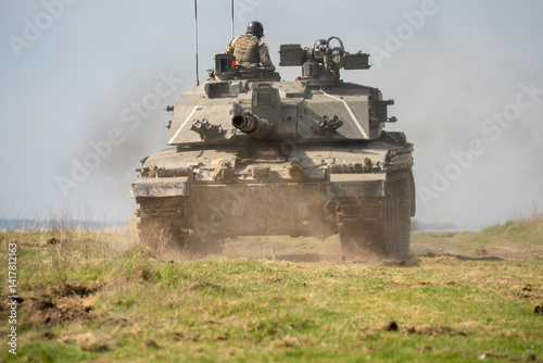 Obraz na płótnie close-up of a commander directing a Challenger 2 II FV4034 main battle tank, reversing away at high speed w salonie