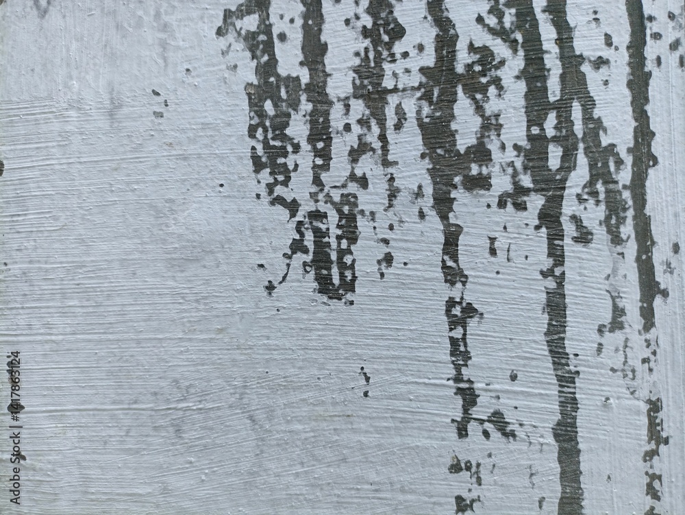 Obraz premium Grungy White Wall with Dark Stains and Brush Texture. Close-up of a white wall surface with dark paint drips, stains, and textured brush strokes. Ideal for grunge design backgrounds