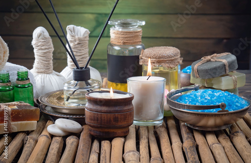 Obraz na płótnie Spa treatment with candles and towel on wooden table, closeup w salonie
