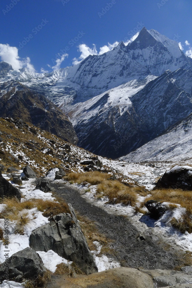 Obraz premium Trekking to Annapurna Base Camp, Nepal - Scenic Snow Mountains and Adventure Landscape 