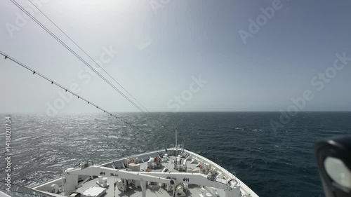 Schiffsbug und Horizont