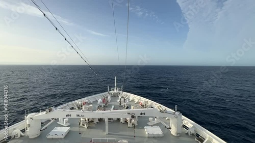 Blick über Schiffsbug in voller Fahrt