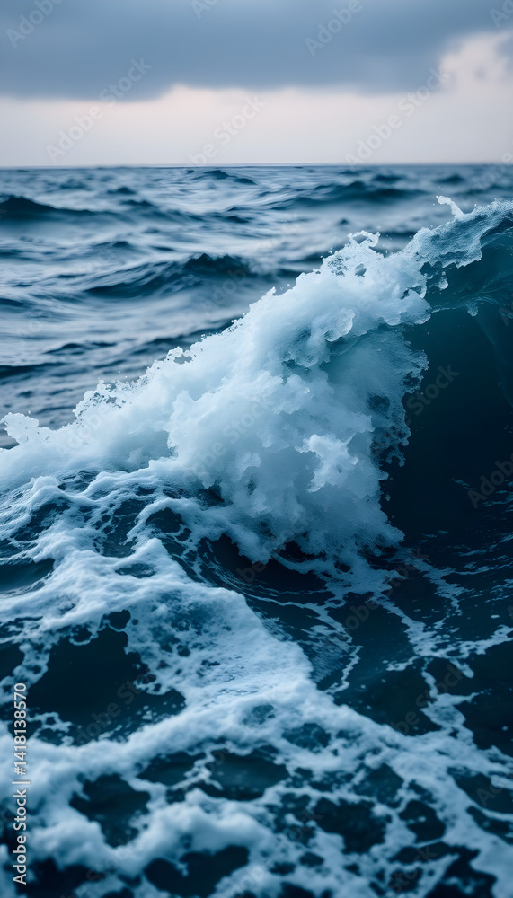 Fototapeta premium large body of water with waves coming in