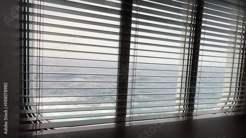 Blick aus Fenster von fahrendem Schiff