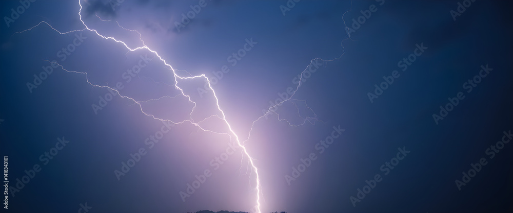 Fototapeta premium lightning bolt hitting the ground in the night sky