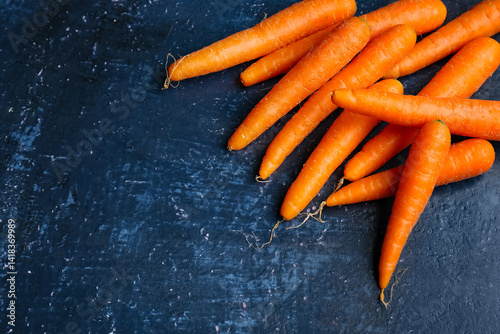 Fresh organic carrots on da...