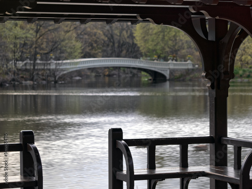 Obraz na płótnie Bow bridge, spring in early morning w salonie