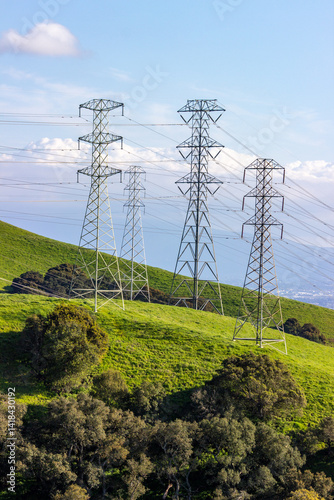 Obraz na płótnie Rolling green hills with power lines stretching across the Bay Area landscape w salonie
