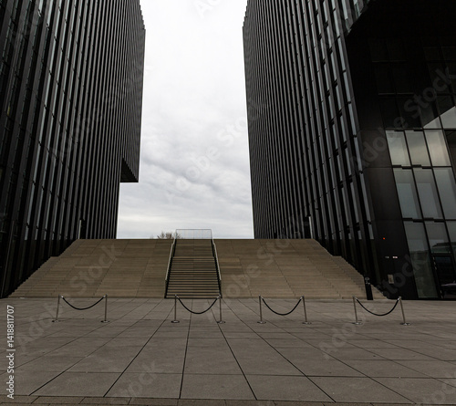 Obraz na płótnie Stone steps between two tall buildings w salonie