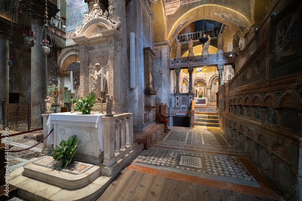 Fototapeta premium The interior of the byzantine styled San Marco church (Basilica di San Marco) in Venice, Italy 