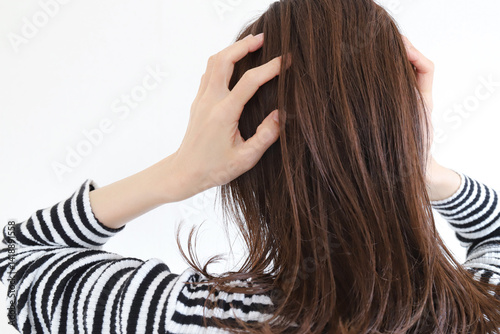 頭を抱える女性　悩みイメージ