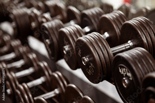 Hanteln im Fitnessstudio. Krafttraining, Muskelaufbau