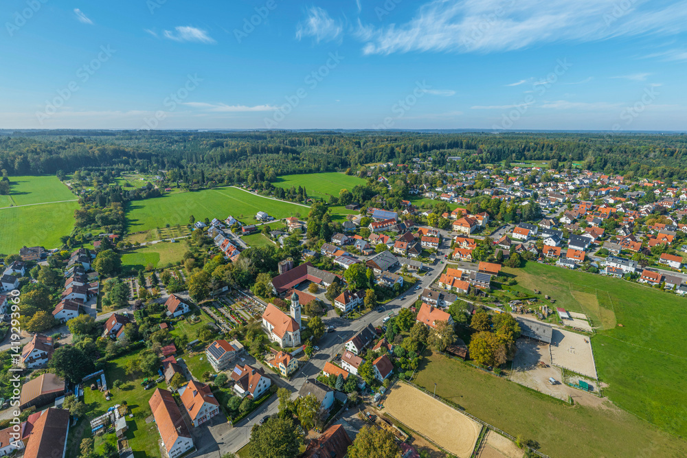 Der Augsburger Stadtteil Bergheim am Rand des Naturpark Westliche Wälder von oben