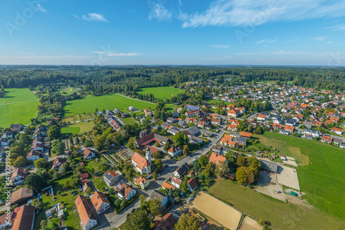 Obraz na płótnie Der Augsburger Stadtteil Bergheim am Rand des Naturpark Westliche Wälder von oben w salonie