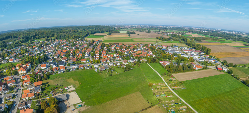 Herbstlicher Ausblick auf Augsburg-Bergheim an einem sonnigen Oktobertag