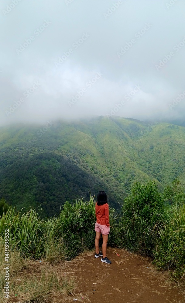 Naklejka premium man walking in the mountains