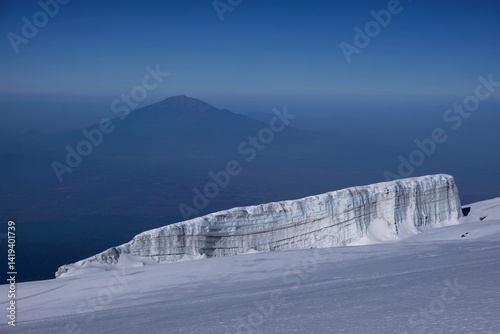 Obraz na płótnie Uhuru peak on Kibo volcano (Kilimanjaro) – 5895 m with Mount Meru in background, Tanzania w salonie