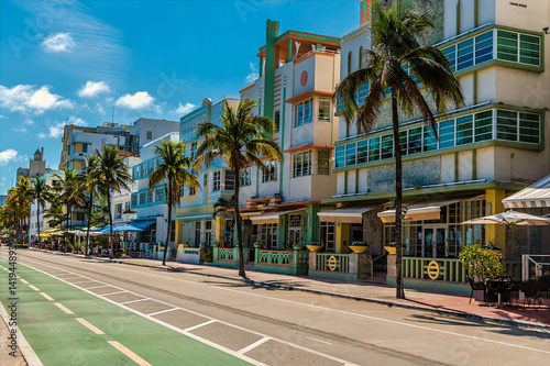 Φωτογραφία A view up the north end of Ocean drive beside the South Beach in Miami in spring