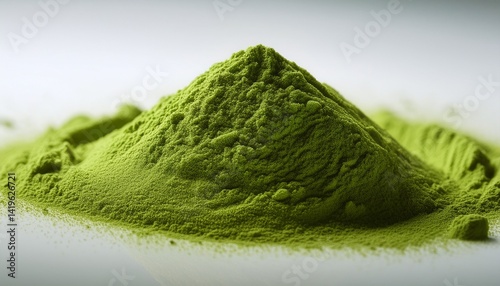  白背景に広がるグレードの高い抹茶パウダー