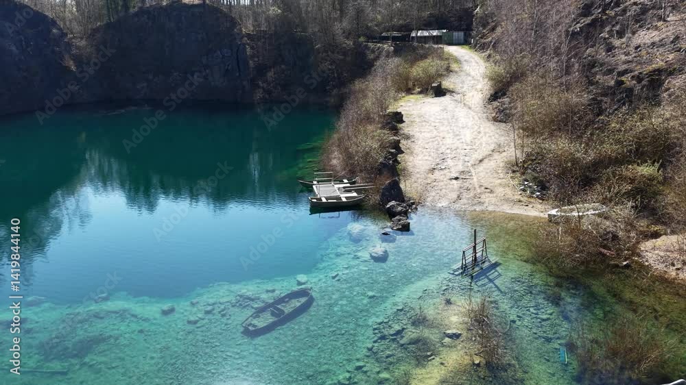 Plan en drone de bateaux en bois dans une carrière abandonnée