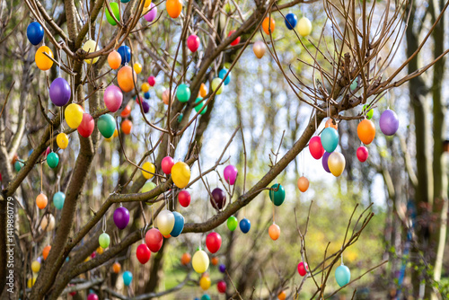 Obraz na płótnie Viele bunte Eier hängen an einem Baum zu Ostern als Dekoration w salonie