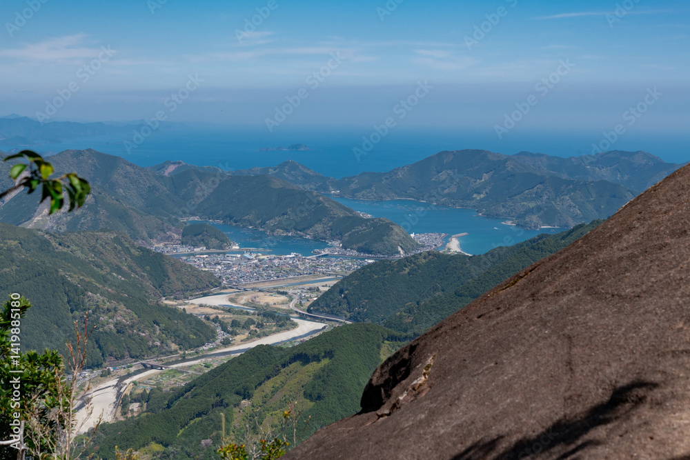 熊野古道伊勢路馬越峠から便石山、銚子川を望む
