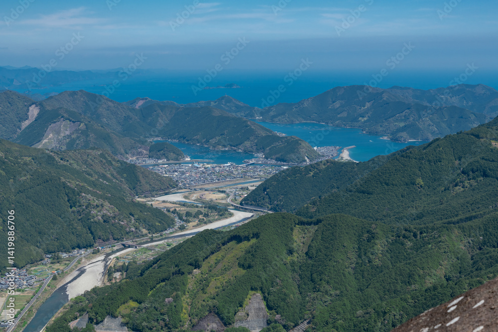 熊野古道伊勢路馬越峠から便石山、銚子川を望む