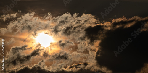 Abendsonne scheint durch die Wolken