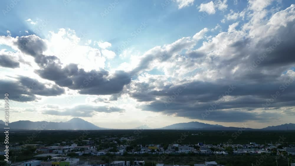 nubes en movimiento sobre el horizonte