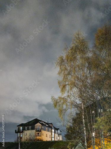 Obraz na płótnie house in the storm w salonie