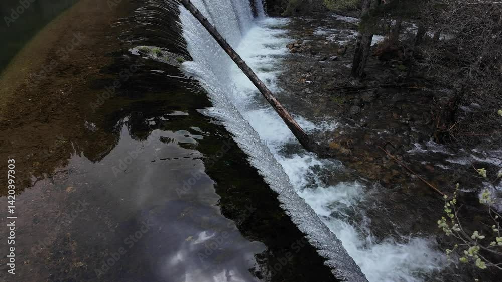 Salto de agua de la presa del Pradillo, Rascafría, Sierra Norte de Madrid. España. Abril 2025.