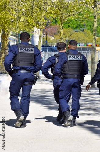 Fototapeta Naklejka Na Ścianę i Meble -  French police on the streets.