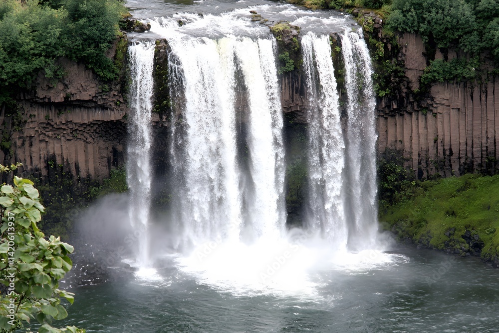 Fototapeta premium Majestic Waterfall Cascading Down Rocky Cliffs