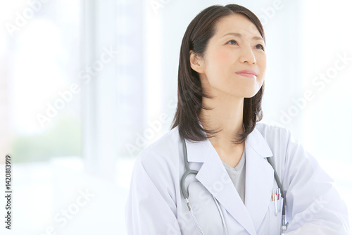 白衣を着た女性医師