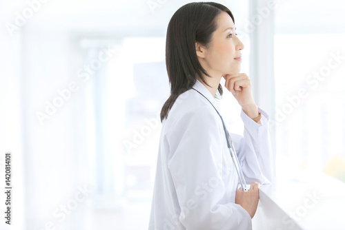 白衣を着た女性医師