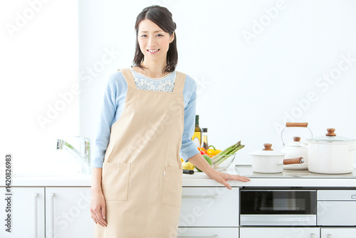 エプロン姿の主婦