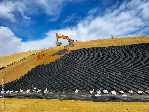 Clay and geosynthetic cover in sanitary and mining landfills