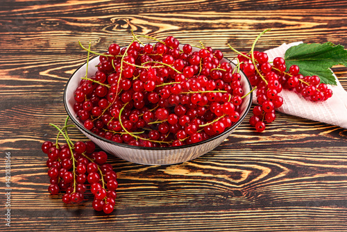 Obraz na płótnie Ripe and juicy red currants berry w salonie