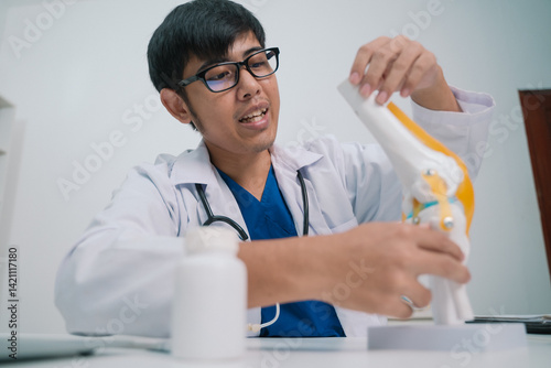 Bilde på lerret At the hospital, the doctor assessed the patient's knee, focusing on the anatomy of the joint and bone to develop a treatment plan that ensured proper care and disease management