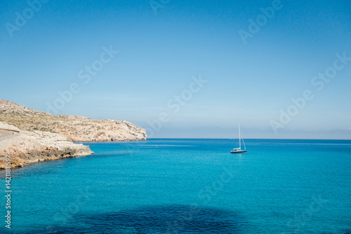 Paysage de Majorque aux Baléares. Mer méditerranée. Kayaking et voilier sur l'eau bleu tropicale. Littoral rocheux et côte sauvage. Loisir de vacances. Bateau de vacanciers. Canoë. Cala Clara Beach