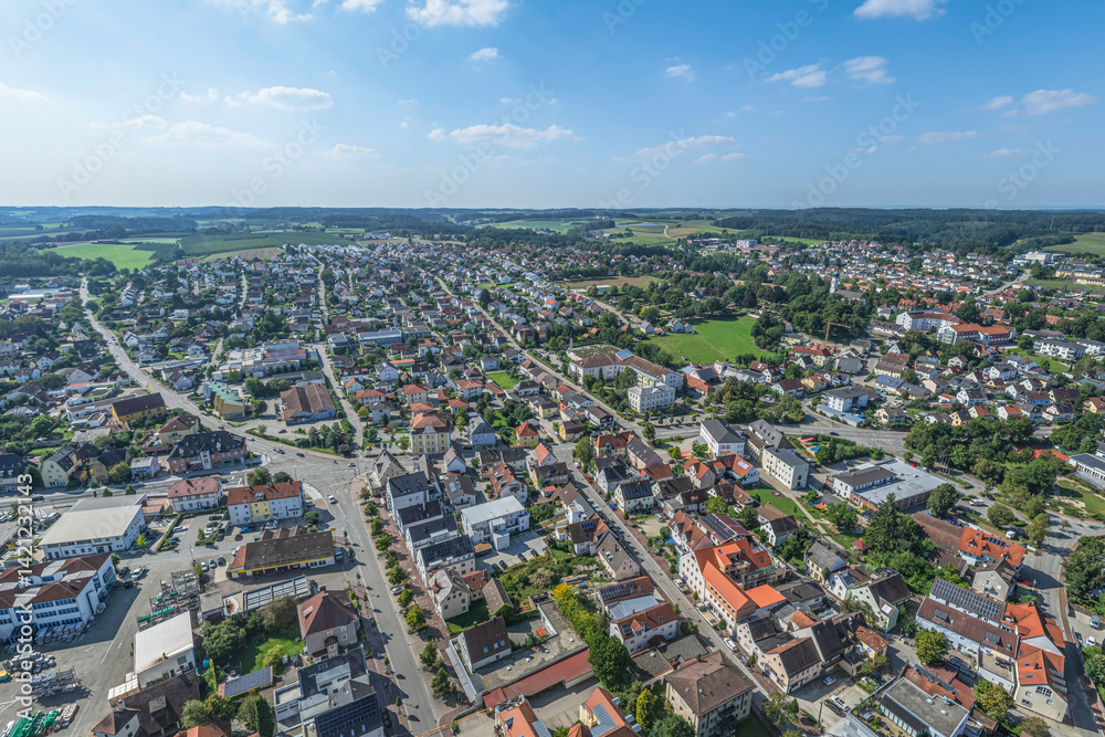 Die Stadt Mainburg an der Abens in Niederbayern aus der Vogelperspektive